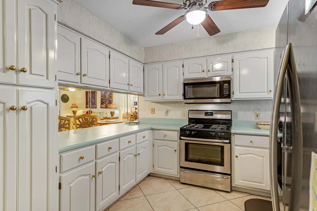 Conveniently located condo with shared pool & tennis, on-site golf - walk to beach