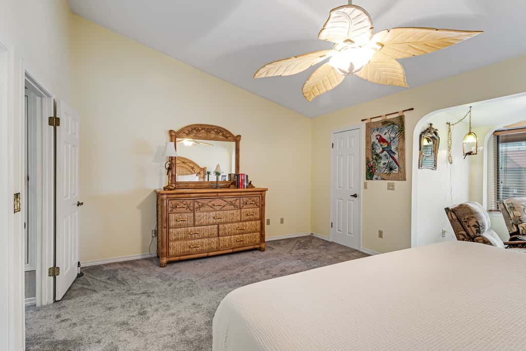Conveniently located condo with shared pool & tennis, on-site golf - walk to beach