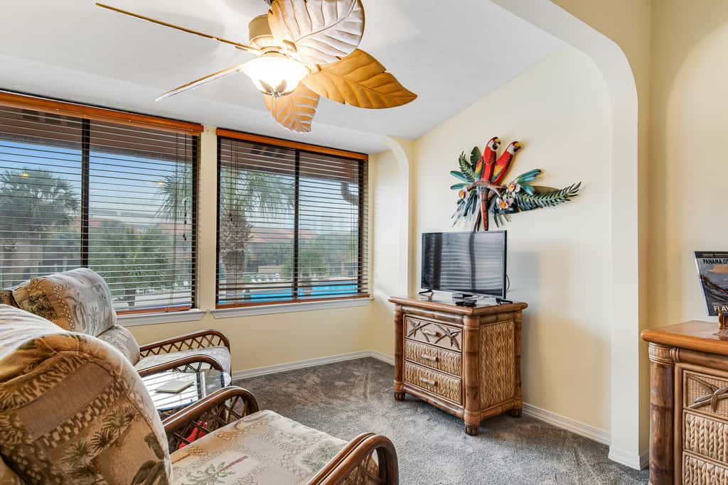 Conveniently located condo with shared pool & tennis, on-site golf - walk to beach