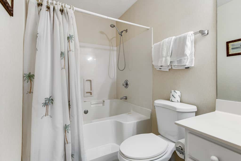 Conveniently located condo with shared pool & tennis, on-site golf - walk to beach