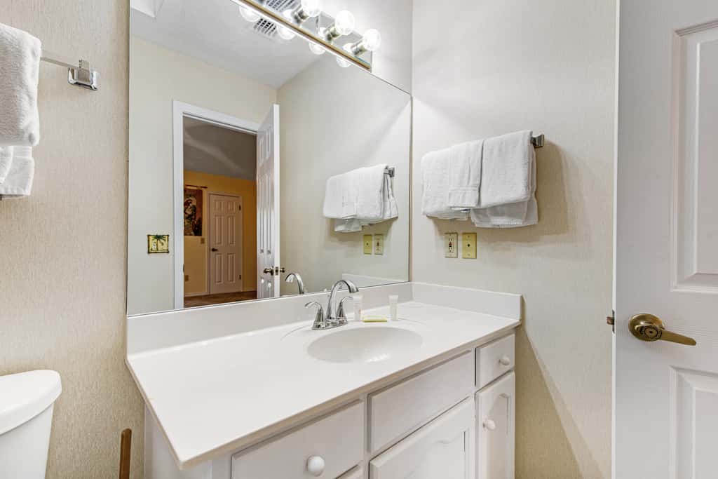 Conveniently located condo with shared pool & tennis, on-site golf - walk to beach