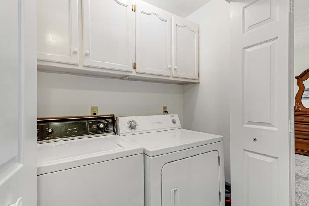 Conveniently located condo with shared pool & tennis, on-site golf - walk to beach