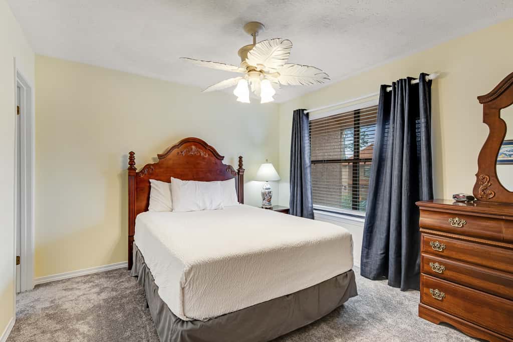 Conveniently located condo with shared pool & tennis, on-site golf - walk to beach