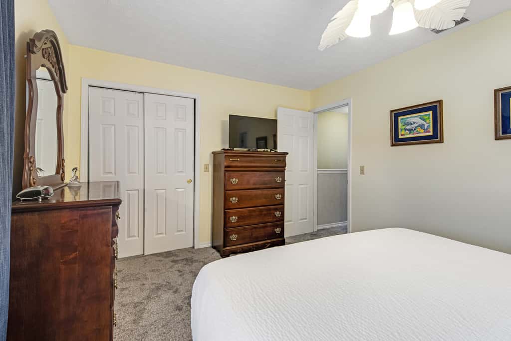 Conveniently located condo with shared pool & tennis, on-site golf - walk to beach