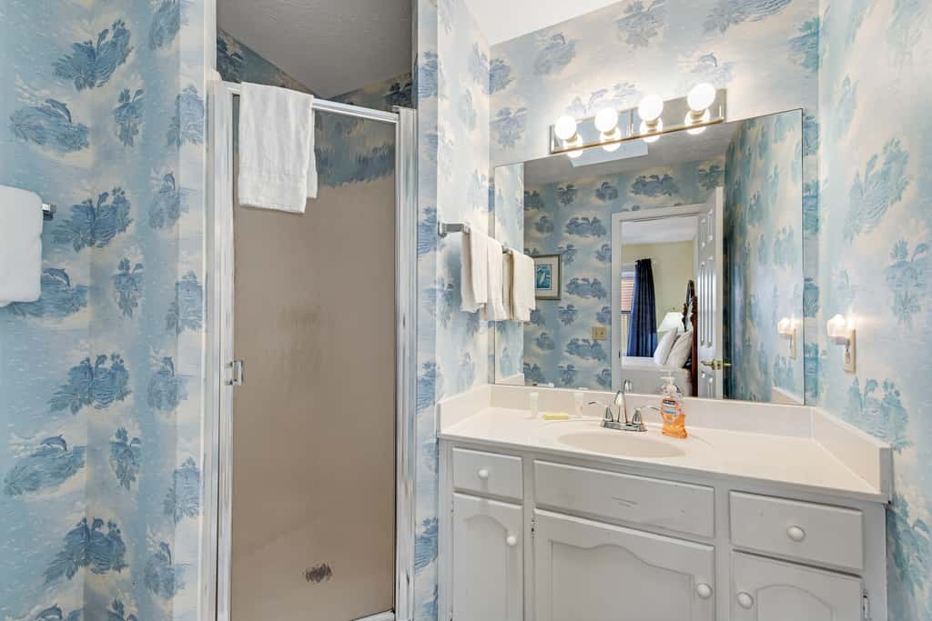 Conveniently located condo with shared pool & tennis, on-site golf - walk to beach