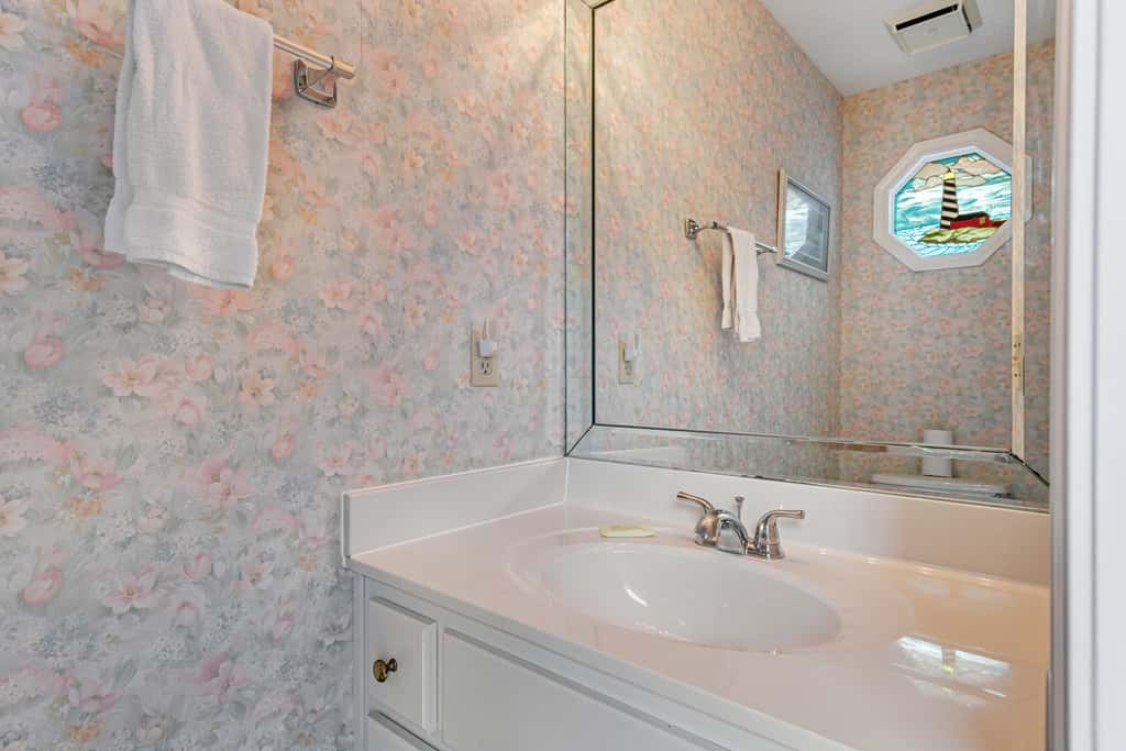 Conveniently located condo with shared pool & tennis, on-site golf - walk to beach