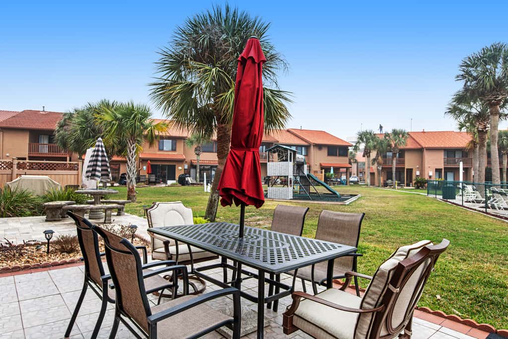 Conveniently located condo with shared pool & tennis, on-site golf - walk to beach