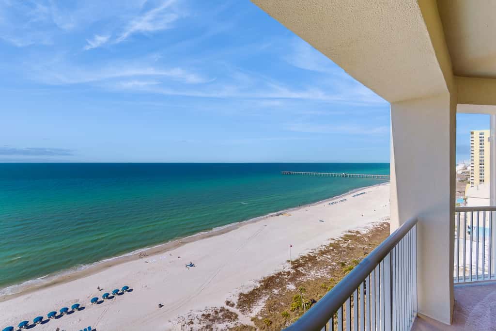 Beachfront Condo, gorgeous views, dog-friendly, shared pool and beach access