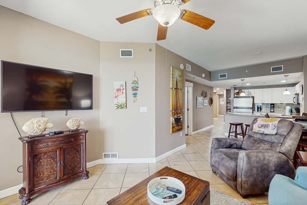 Beachfront Condo, gorgeous views, dog-friendly, shared pool and beach access
