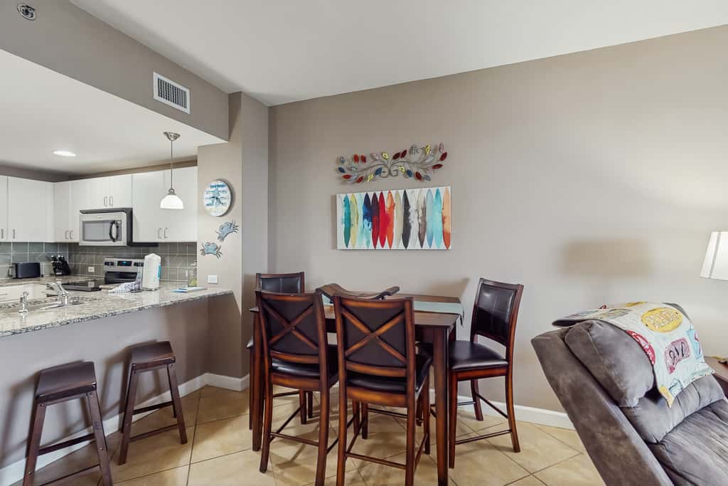 Beachfront Condo, gorgeous views, dog-friendly, shared pool and beach access