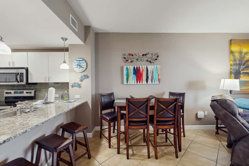 Beachfront Condo, gorgeous views, dog-friendly, shared pool and beach access
