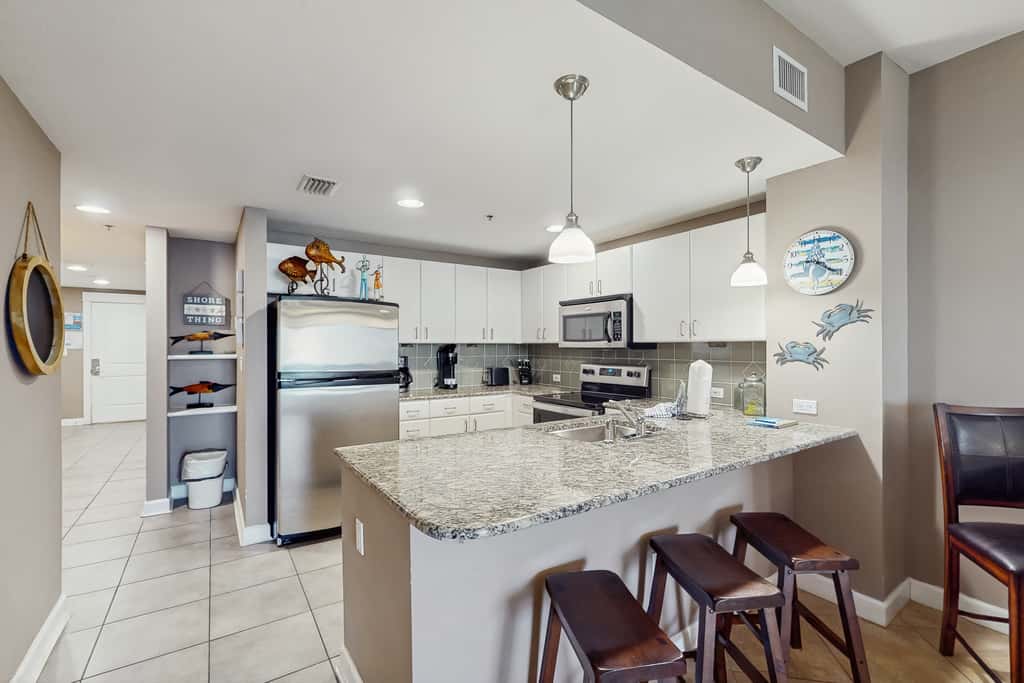 Beachfront Condo, gorgeous views, dog-friendly, shared pool and beach access