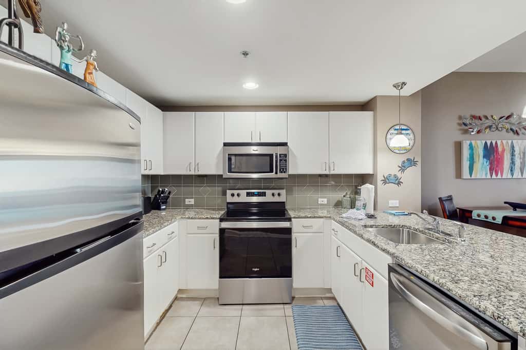Beachfront Condo, gorgeous views, dog-friendly, shared pool and beach access