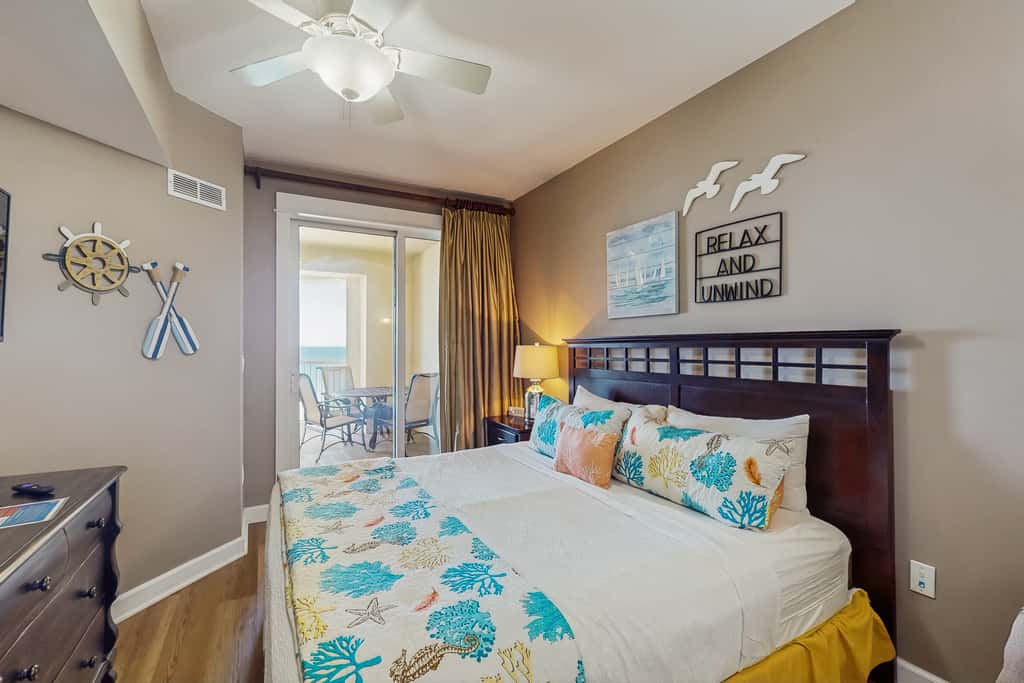 Beachfront Condo, gorgeous views, dog-friendly, shared pool and beach access