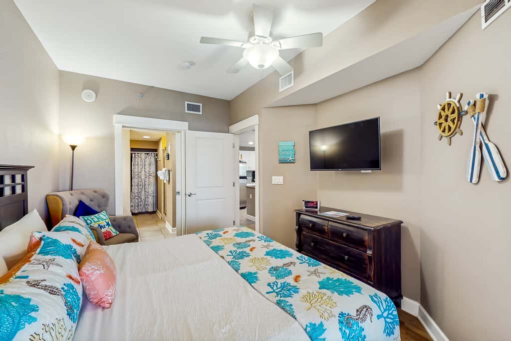 Beachfront Condo, gorgeous views, dog-friendly, shared pool and beach access