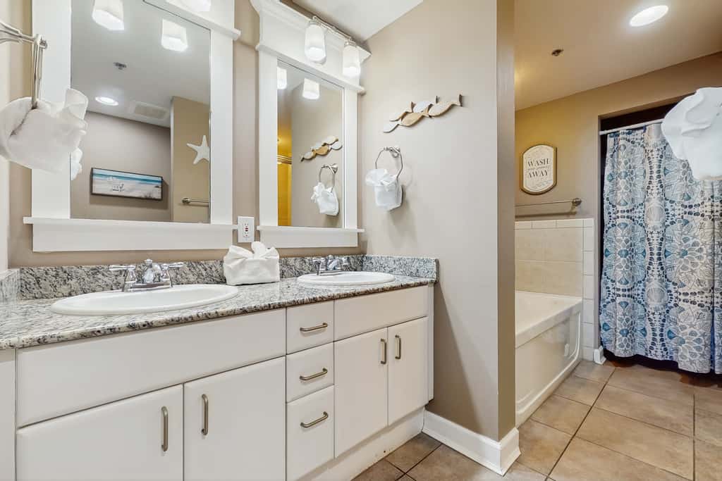 Beachfront Condo, gorgeous views, dog-friendly, shared pool and beach access