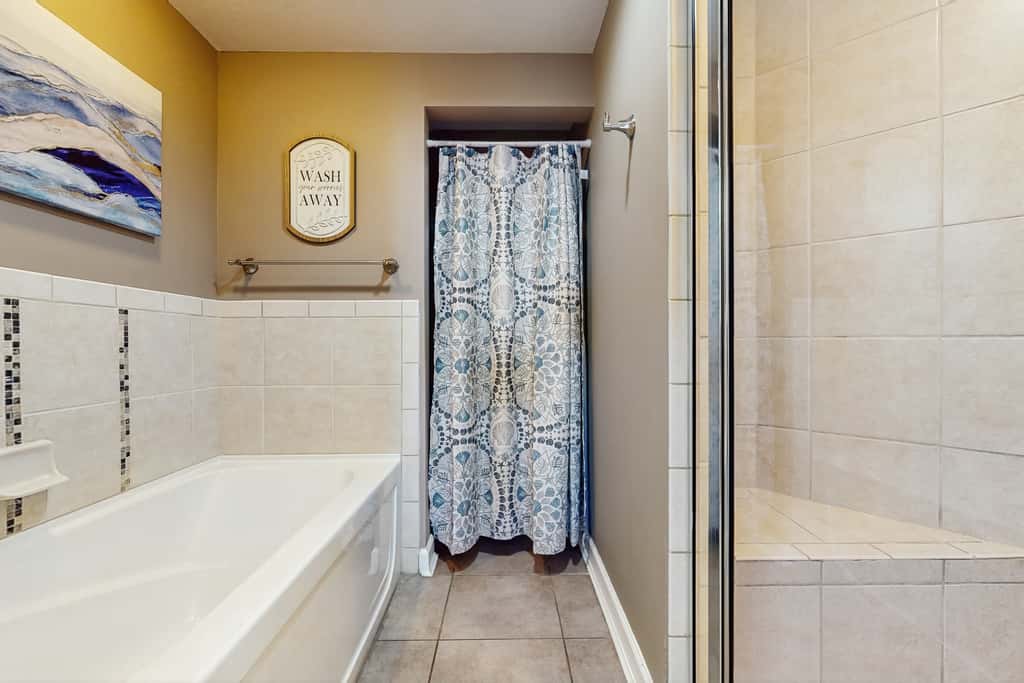 Beachfront Condo, gorgeous views, dog-friendly, shared pool and beach access