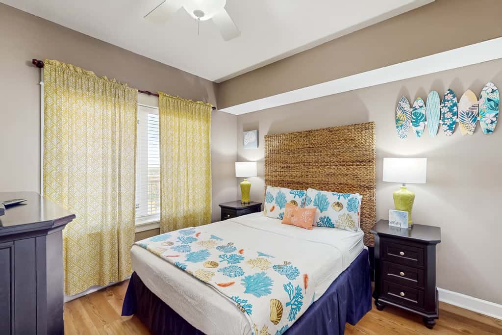 Beachfront Condo, gorgeous views, dog-friendly, shared pool and beach access