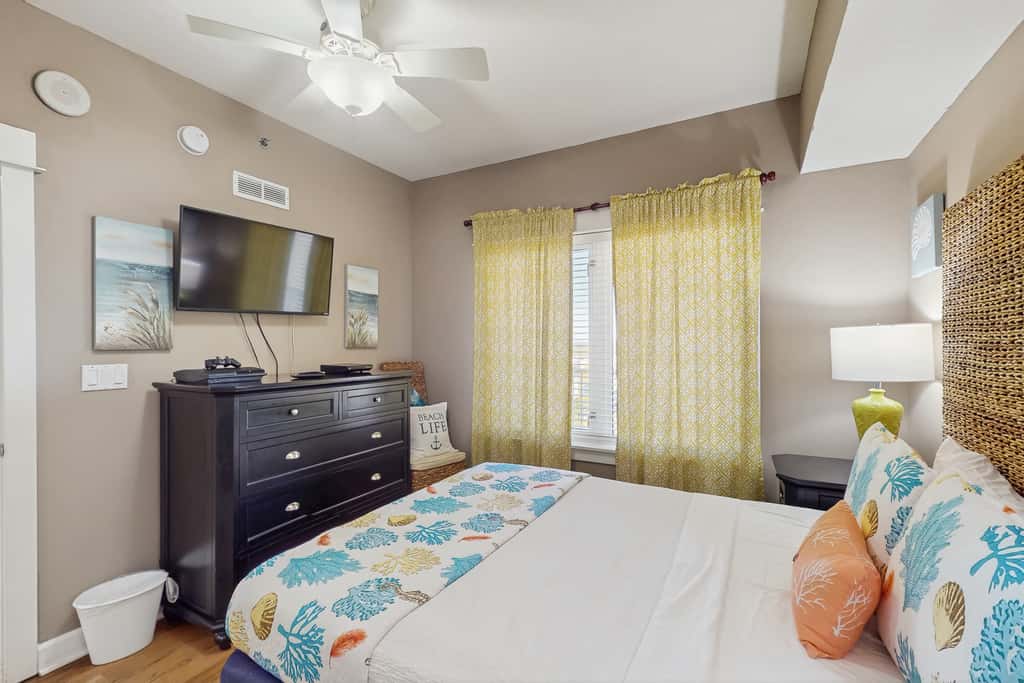 Beachfront Condo, gorgeous views, dog-friendly, shared pool and beach access