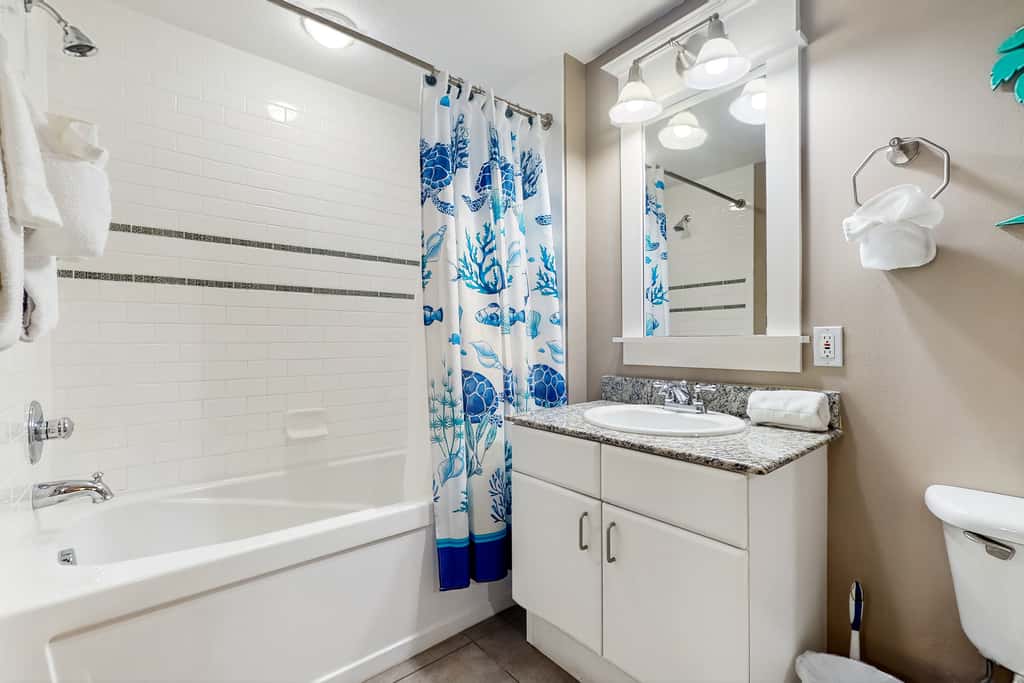 Beachfront Condo, gorgeous views, dog-friendly, shared pool and beach access