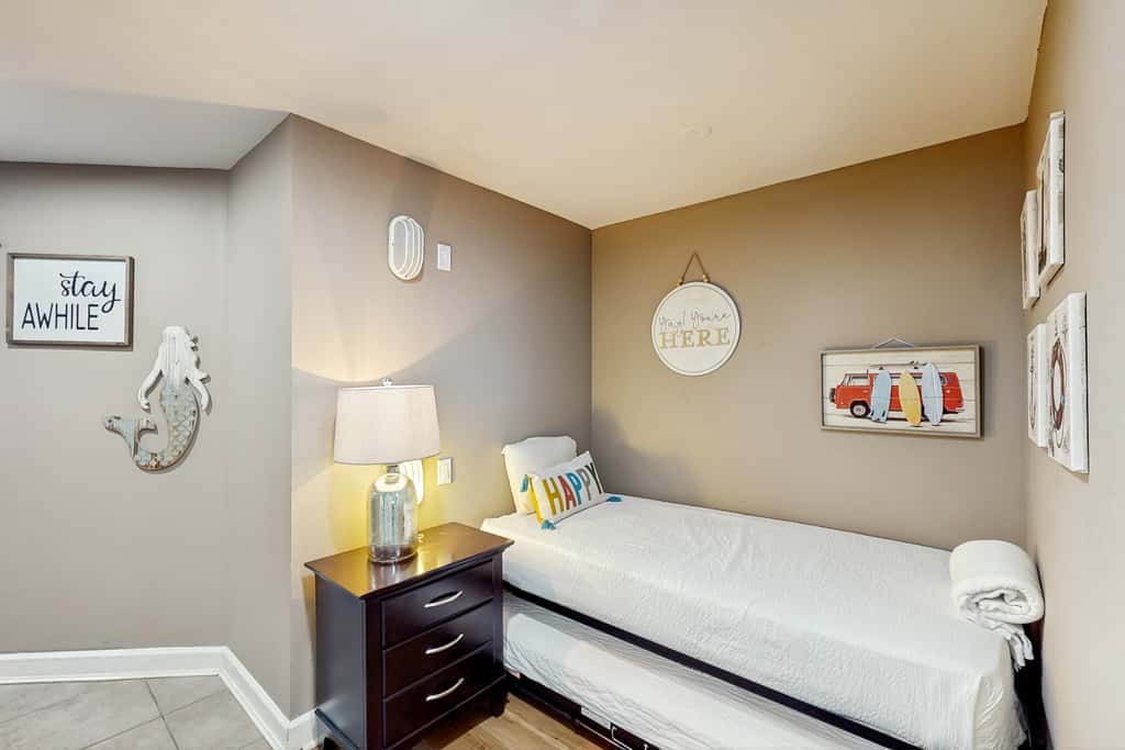 Beachfront Condo, gorgeous views, dog-friendly, shared pool and beach access