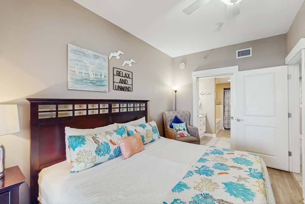 Beachfront Condo, gorgeous views, dog-friendly, shared pool and beach access