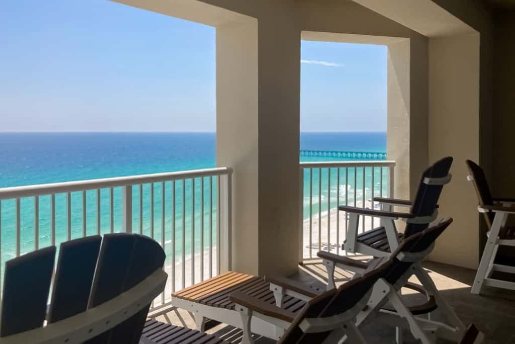 Beachfront Condo, gorgeous views, dog-friendly, shared pool and beach access