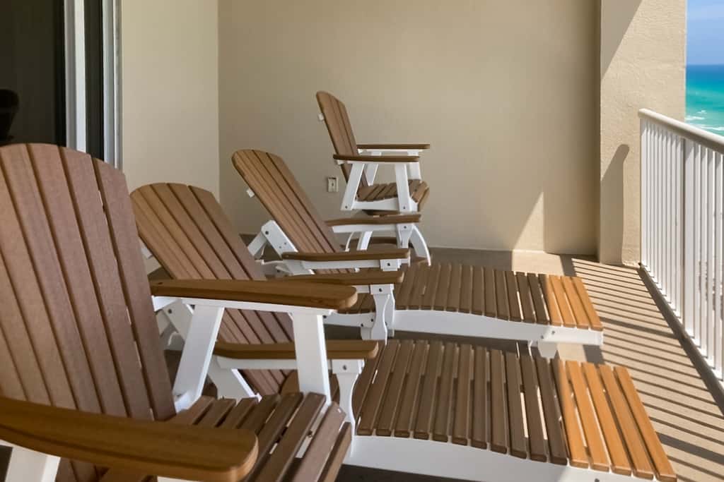 Beachfront Condo, gorgeous views, dog-friendly, shared pool and beach access