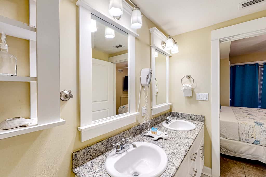 Wonderful gulf-view condo with a pool, hot tub & ocean-view balcony