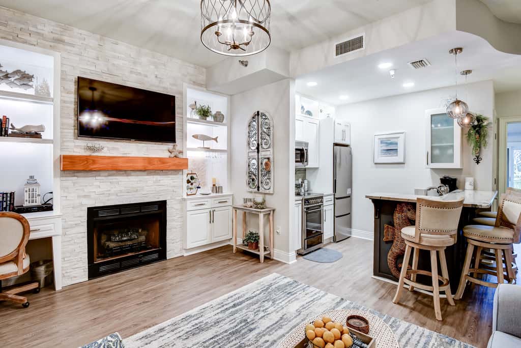 Lakefront, ground-floor condo with pools & hot tubs - walk to the beach