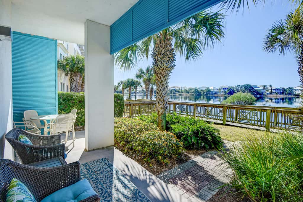 Lakefront, ground-floor condo with pools & hot tubs - walk to the beach