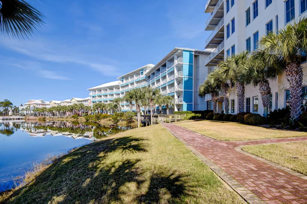 Lakefront, ground-floor condo with pools & hot tubs - walk to the beach