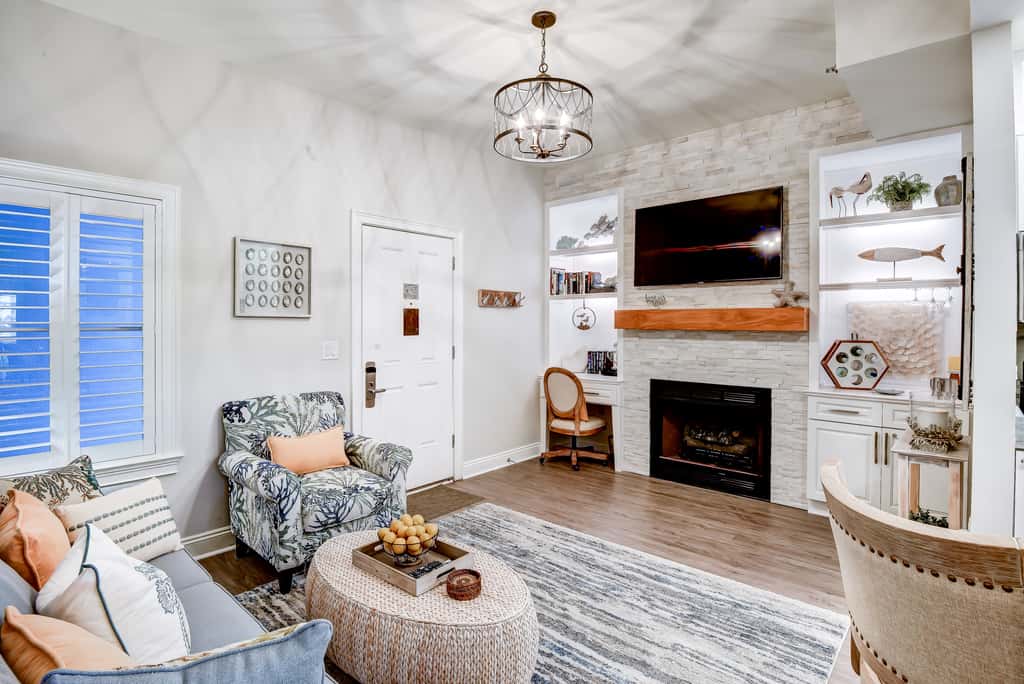 Lakefront, ground-floor condo with pools & hot tubs - walk to the beach