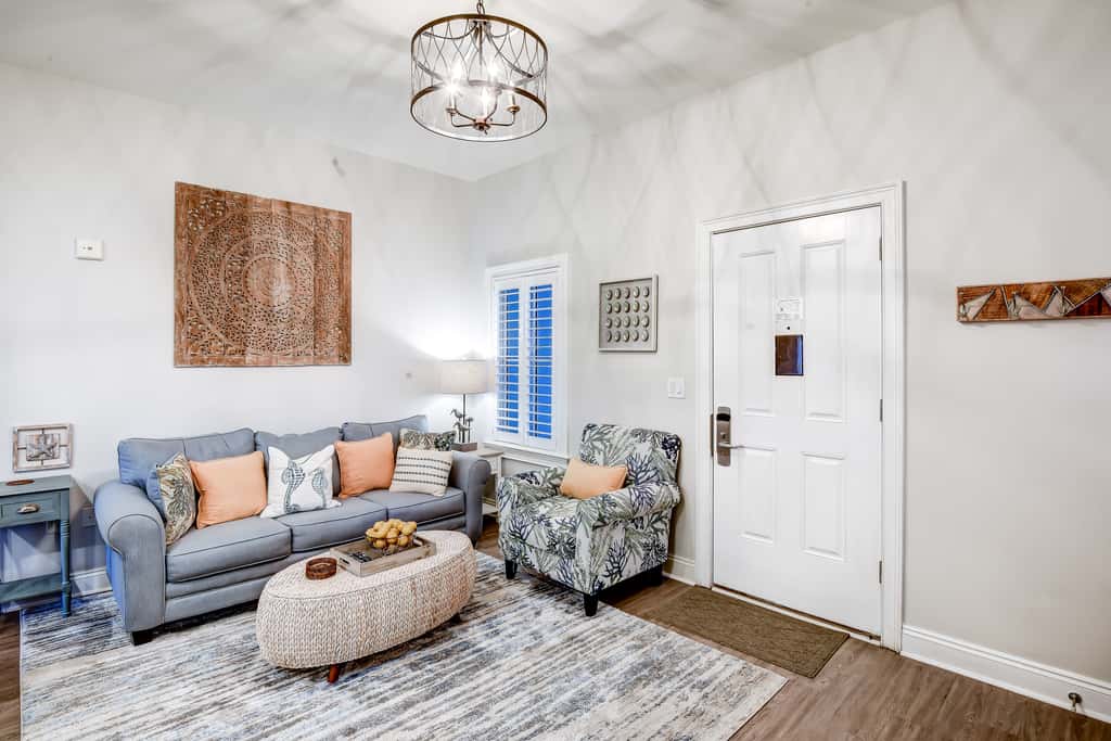 Lakefront, ground-floor condo with pools & hot tubs - walk to the beach