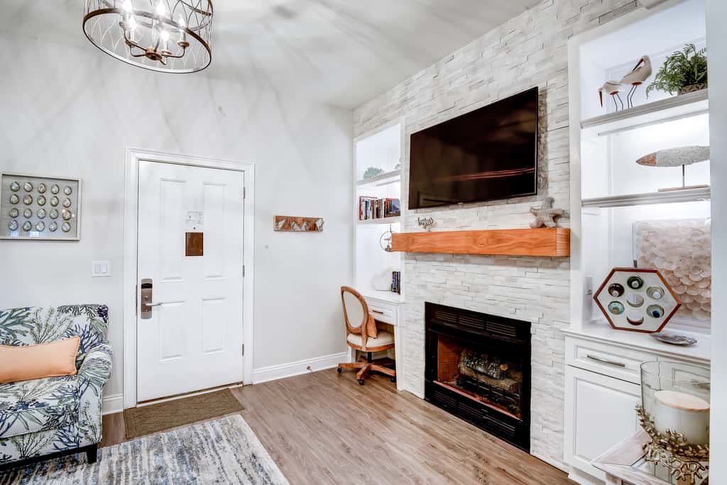 Lakefront, ground-floor condo with pools & hot tubs - walk to the beach