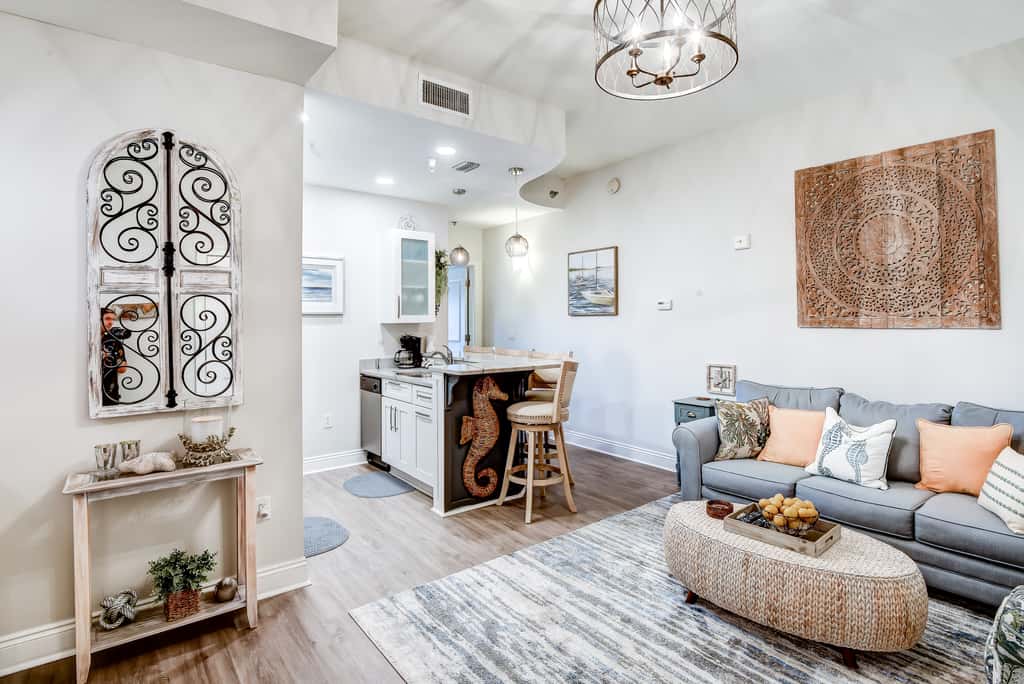 Lakefront, ground-floor condo with pools & hot tubs - walk to the beach