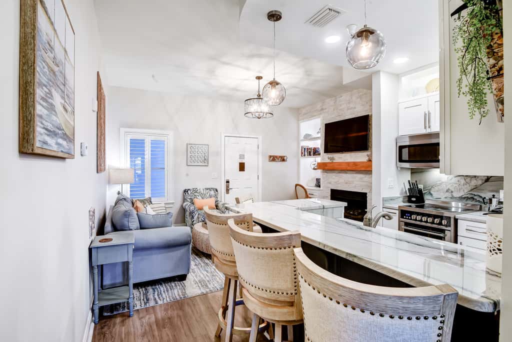 Lakefront, ground-floor condo with pools & hot tubs - walk to the beach