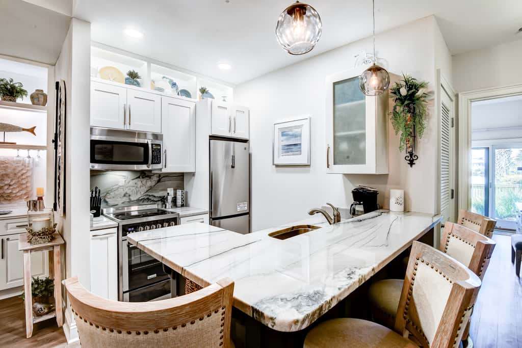 Lakefront, ground-floor condo with pools & hot tubs - walk to the beach