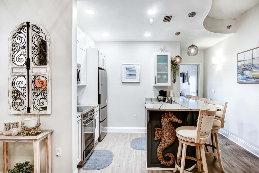 Lakefront, ground-floor condo with pools & hot tubs - walk to the beach