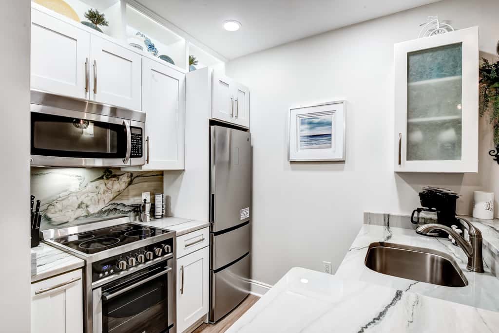 Lakefront, ground-floor condo with pools & hot tubs - walk to the beach