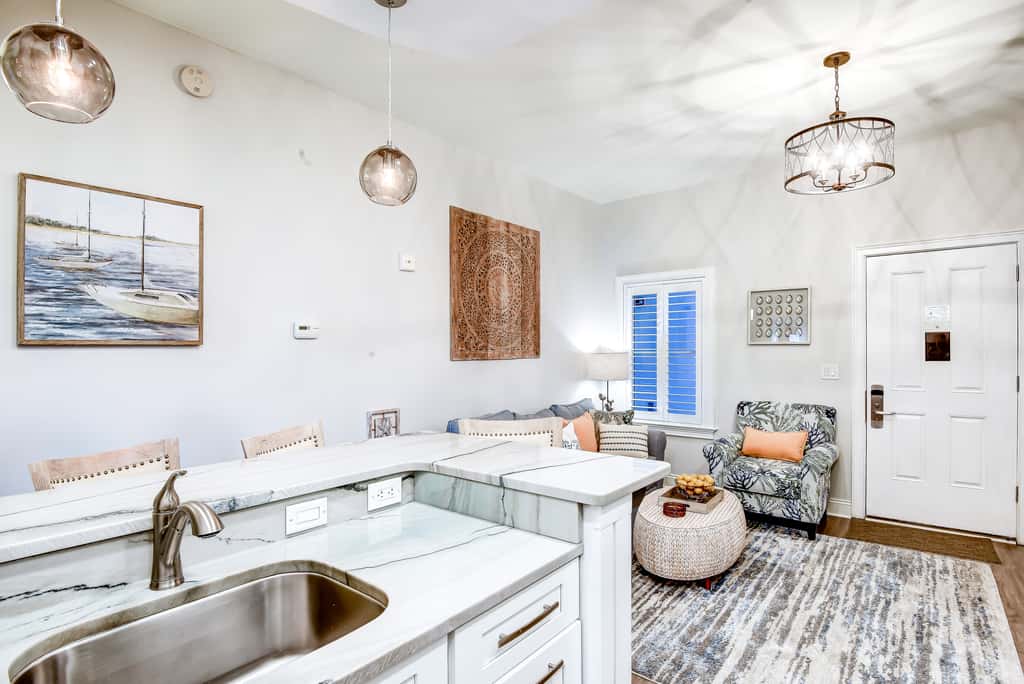 Lakefront, ground-floor condo with pools & hot tubs - walk to the beach