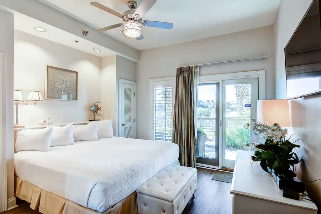Lakefront, ground-floor condo with pools & hot tubs - walk to the beach