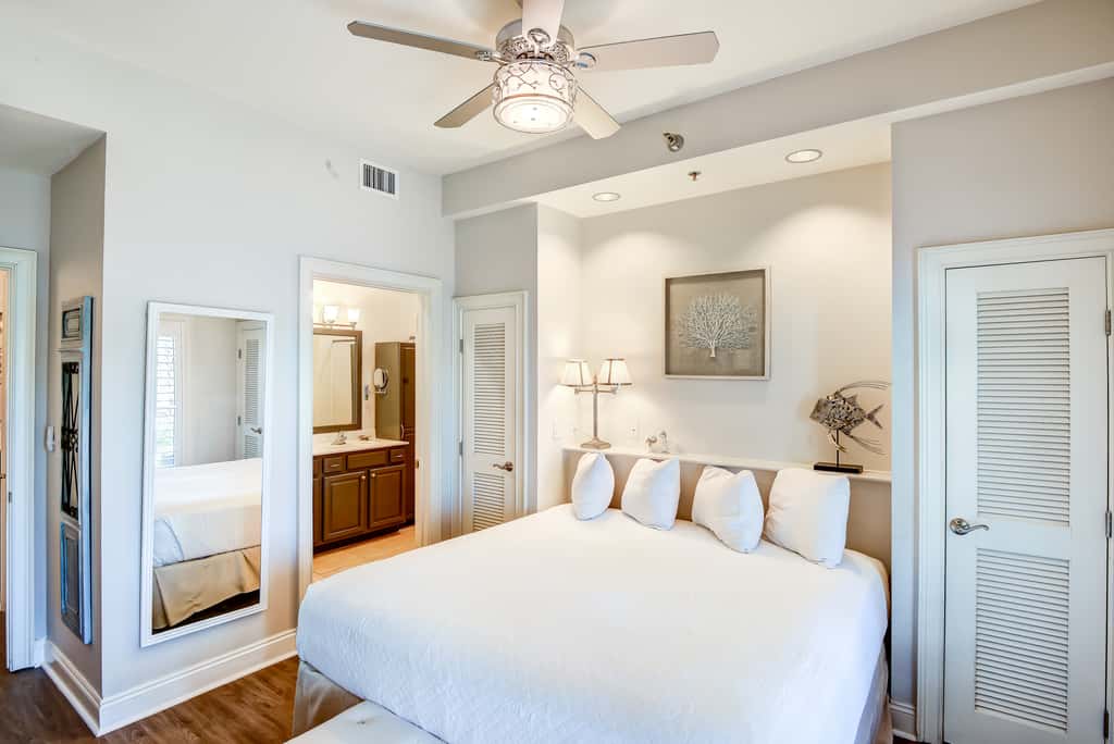 Lakefront, ground-floor condo with pools & hot tubs - walk to the beach
