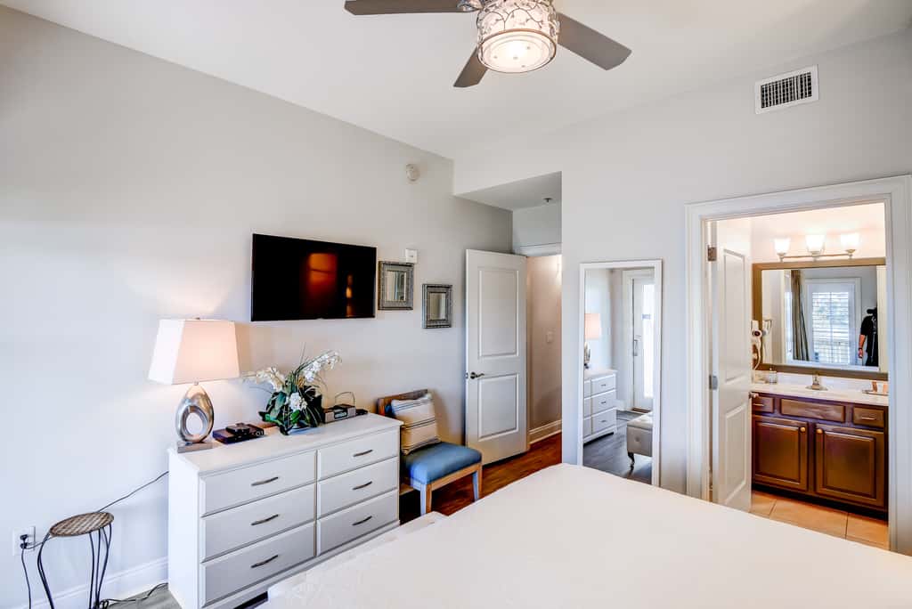 Lakefront, ground-floor condo with pools & hot tubs - walk to the beach