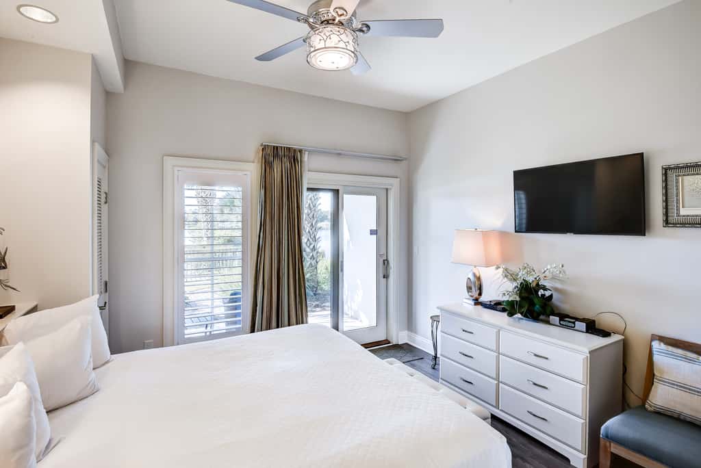 Lakefront, ground-floor condo with pools & hot tubs - walk to the beach