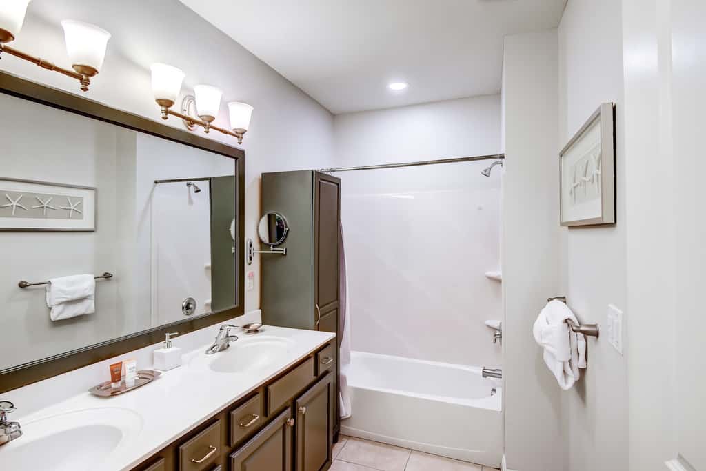 Lakefront, ground-floor condo with pools & hot tubs - walk to the beach