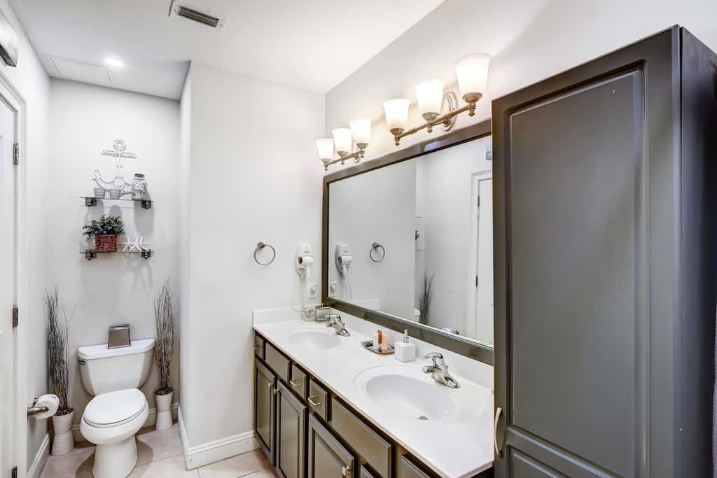 Lakefront, ground-floor condo with pools & hot tubs - walk to the beach