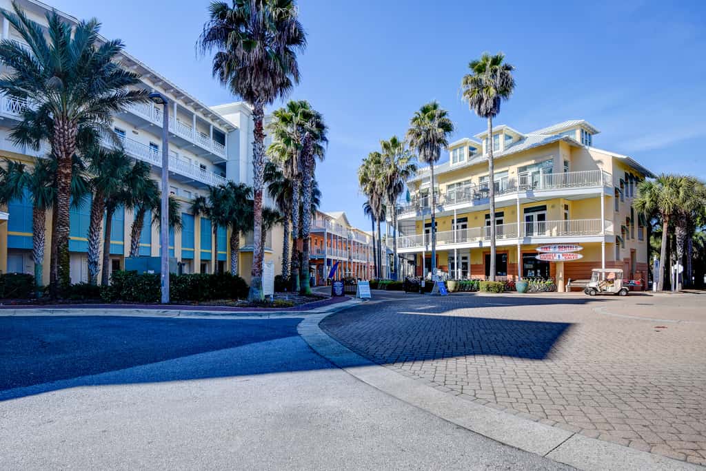 Lakefront, ground-floor condo with pools & hot tubs - walk to the beach