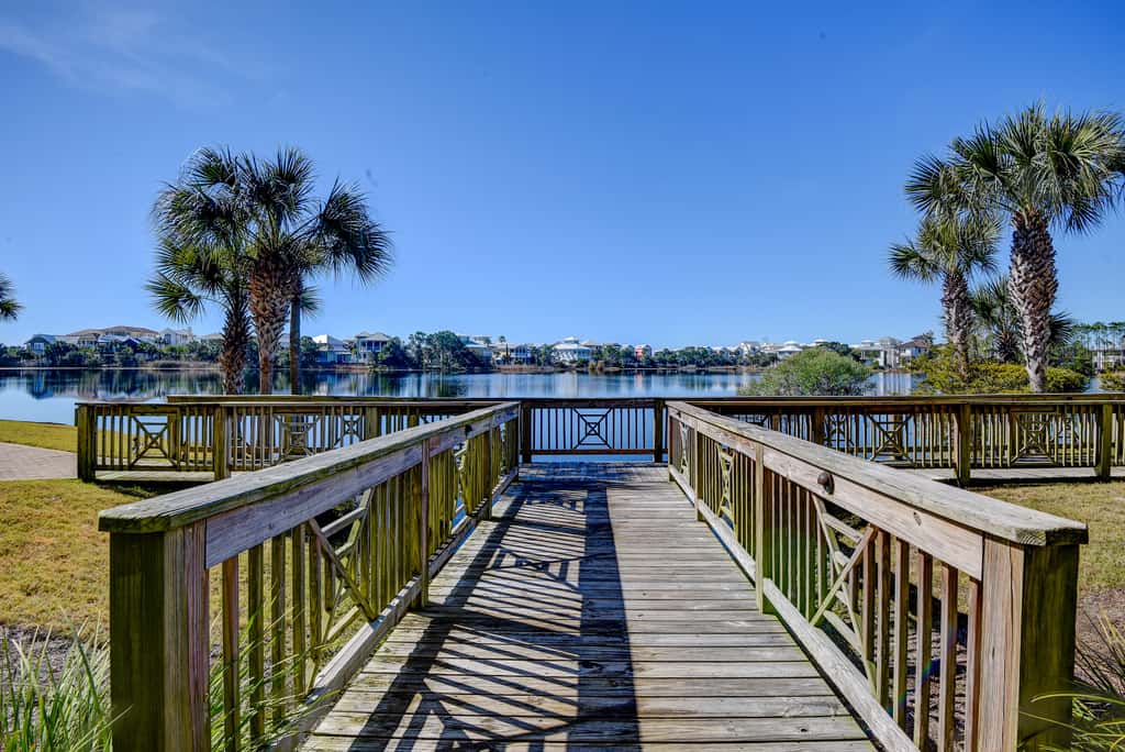 Lakefront, ground-floor condo with pools & hot tubs - walk to the beach