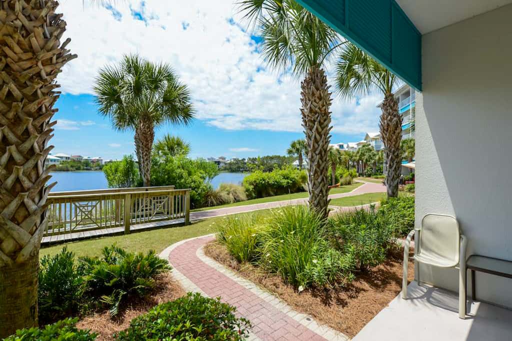 Lakefront, ground-floor condo with pools & hot tubs - walk to the beach